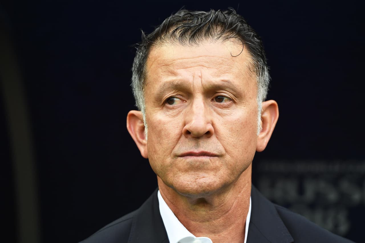 Antes del comienzo, Osorio lució con elegancia y calma, aunque sabía que viviría un partido diferente en su carrera.