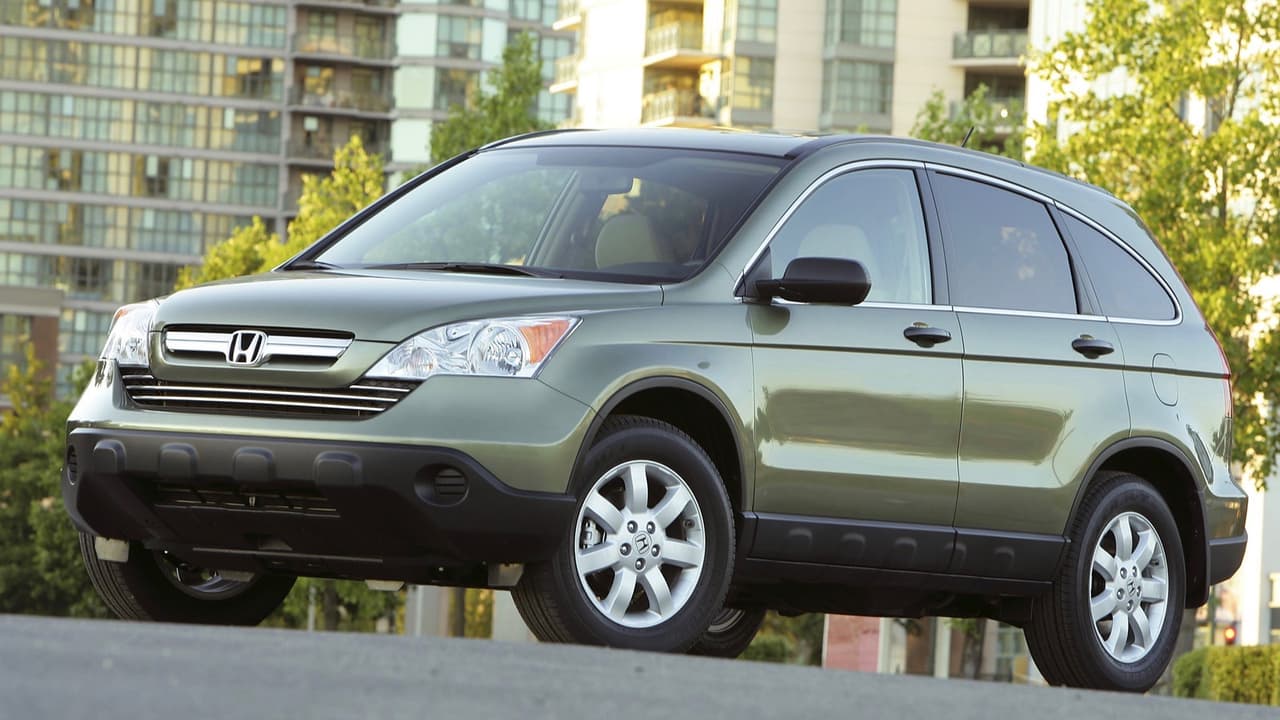 <h3 class="cms-h3-H3">9. Honda CR-V</h3>
<br>El 12.4% de los dueños de la camioneta crossover compacta de Honda, la mantiene en sus manos por más de 15 años, lo que representa 1.7 veces más que el promedio de personas que mantiene sus autos nuevos por más de 15 años.
<br>En la imagen vemos una Honda CR-V 2007.
