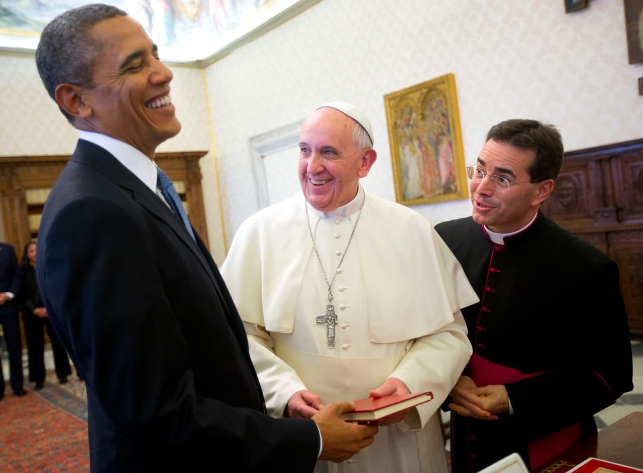 <b>Francisco y Barack Obama</b>
<br>
<br>Obama se reunió con el papa Francisco dos veces, una en el Vaticano en 2014 (en la foto) y nuevamente durante la visita del Papa a Estados Unidos. En la Casa Blanca Obama elogió a Francisco como un "ejemplo vivo de las enseñanzas de Jesús", mientras que el pontífice regresó la alabanza a Obama destacando su compromiso por combatir el cambio climático.
<br>