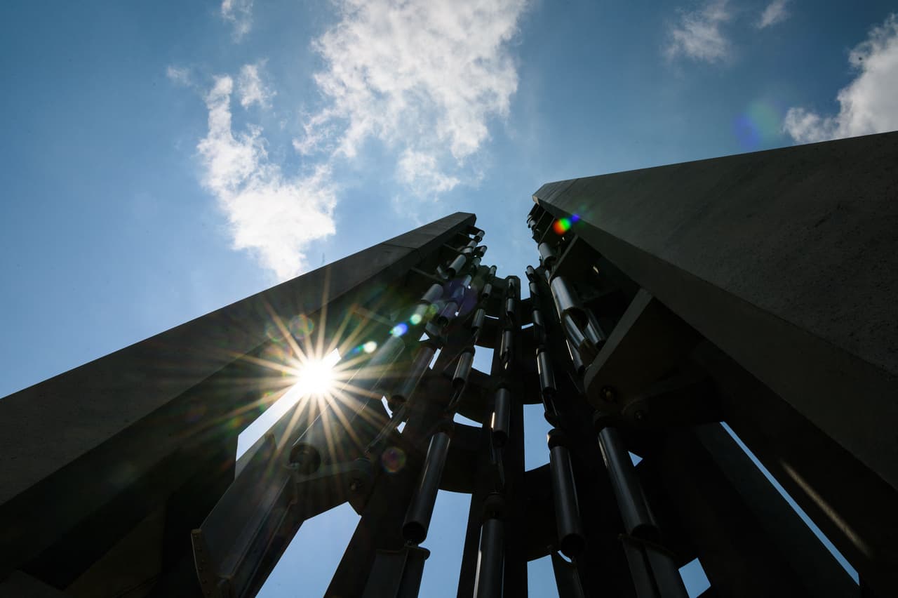 La Torre de las Voces en el Monumento Nacional del Vuelo 93 fue concebido como un instrumento musical de noventa y tres pies de altura que sostiene cuarenta campanas de viento, que representan a los cuarenta pasajeros y miembros de la tripulación.