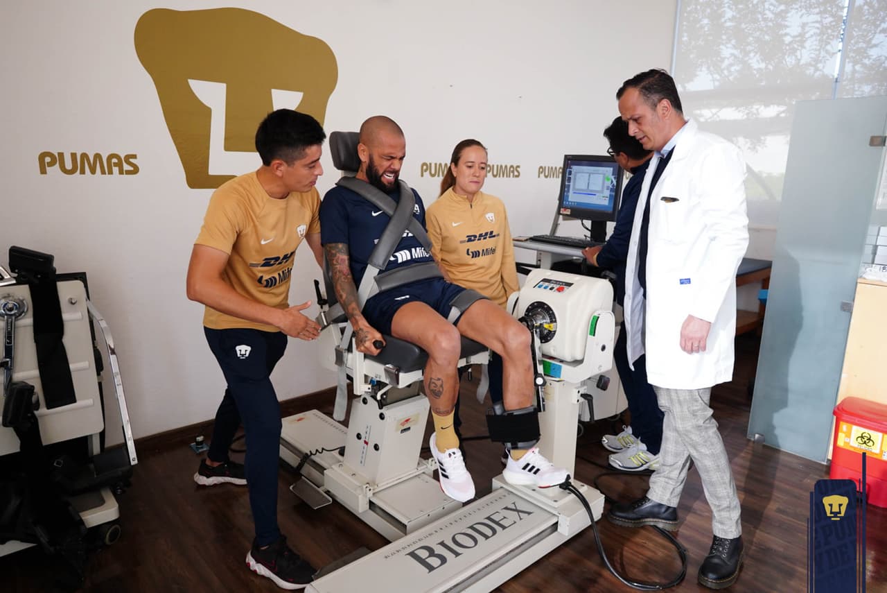 Dani Alves presentó sus pruebas físicas y médicas antes de firmar su contrato con Pumas.