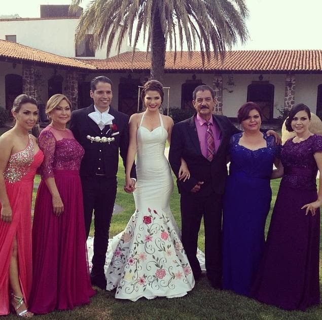 La presentadora de 31 años busca la unión en su familia, aunque sus padres se separaron años atrás. En el día de su boda, hace cinco años, no podía faltar la foto familiar en donde se nota el amor y el respeto que existe entre sus padres y sus hermanas.
<br>