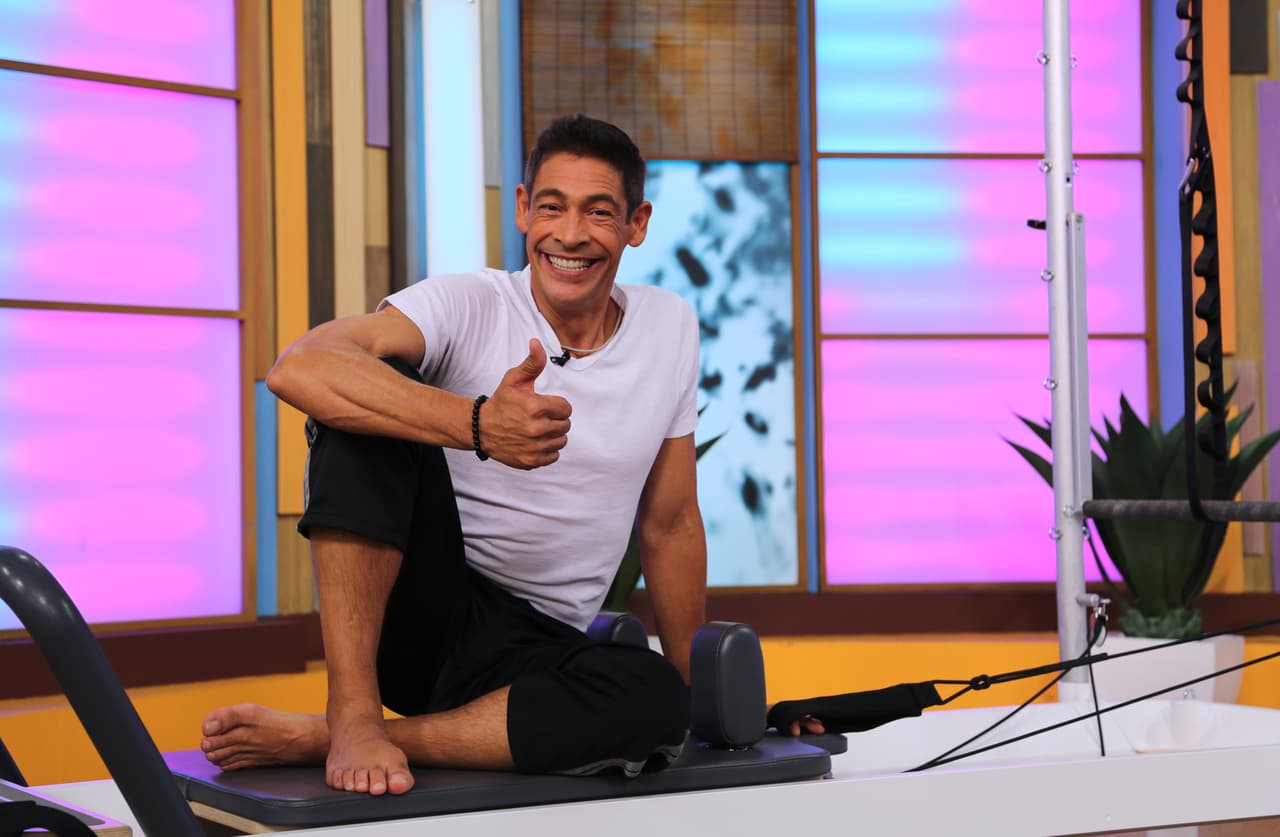 ¡Wow! A partir de ahora Johnny Lozada es fanático de los pilates.