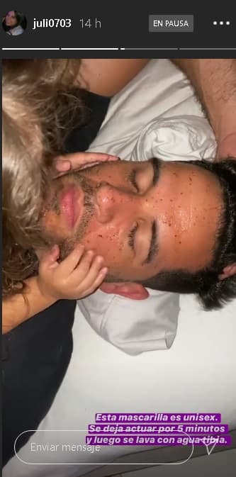 Yisus, tuvo un día de spa en casa con sus hijas. Su esposa Juliana fue quien compartió la foto del chef jugando con sus 'muñecas'.