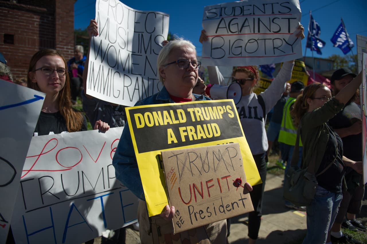 <b>Un candidato a presidente que no muestra sus impuestos. </b>Todos los candidatos a la presidencia de EEUU desde 1976 han publicado sus declaraciones impositivas. Al negarse a mostrar la suya,
<b> <a href="http://www.univision.com/noticias/elecciones-2016/la-complicada-relacion-de-trump-y-sus-declaraciones-de-impuestos">Trump rompió con una tradición de 40 años</a>, algo que provocó reacciones, incluso del lado republicano. </b>Aunque argumentó que no lo hacía porque el Servicio Nacional de Impuestos (el IRS) lo está auditando, desde el fisco dijeron que eso no era un impedimento.