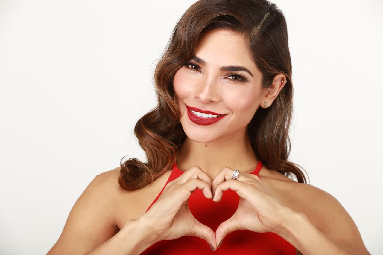 "El modelaje es casi como la actuación", asegura Alejandra sobre cómo se debe posar para lograr una foto espectacular. Mira 
<b><a href="http://www.univision.com/shows/la-reina-de-la-cancion/capitulo-4-alejandra-la-de-tijuana-en-la-alejandra-te-dice-como-lucir-como-una-estrella-video" target="_blank">el video</a></b> de cómo se realizó su sesión fotográfica para conquistar al mercado norteamericano.