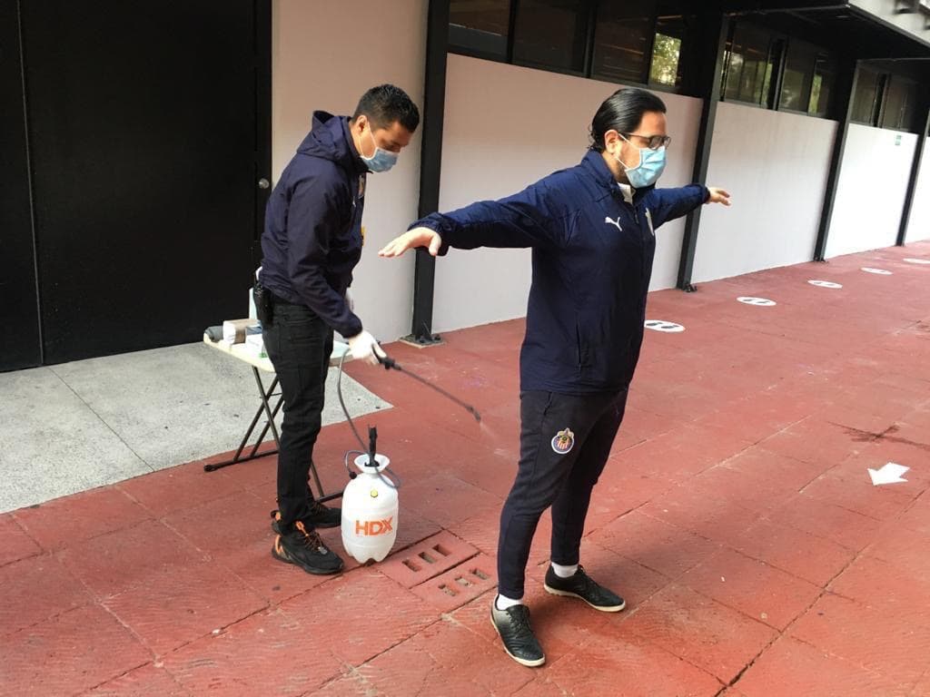 Futbolistas y empleados del club son sanitizados previo a ingresar a las instalaciones de Verde Valle.