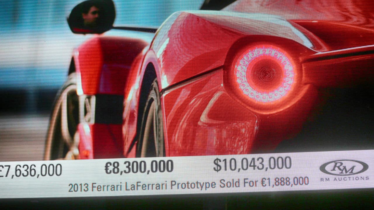 La última unidad de
<b> LaFerrrari Aperta</b> fue subastada por la casa de subastas RM Shotheby por la nada despreciable cantidad de 
<b>10</b> 
<b>millones de dólares</b>, una de las más altas obtenidas por un vehículo de reciente generación de la marca.