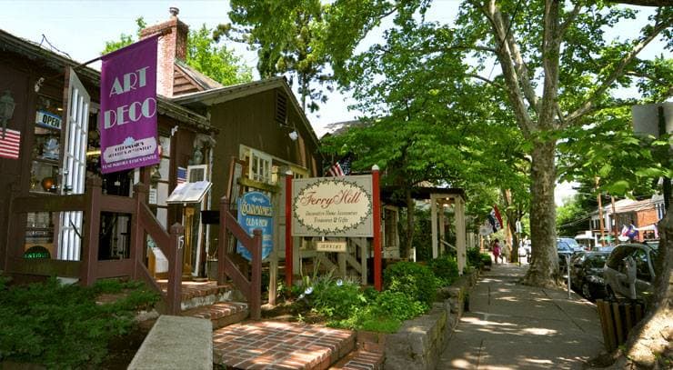 <b><a href="https://goo.gl/maps/dnba5wN8Up66nrp28" target="_blank">New Hope</a></b>. Las calles históricas de New Hope están llenas de edificios del siglo XIX que desde entonces se han convertido en extravagantes tiendas y galerías de arte. La bulliciosa Main Street y la congregación de artistas locales han llevado a New Hope a ser reconocida como una de las ciudades pequeñas más geniales del estado tanto por viajeros como por expertos. La ciudad está ubicada a lo largo del río Delaware y ofrece una multitud de puentes cubiertos para que tú y tu pareja exploren de la mano. Ubicada un poco menos de 50 millas al norte del centro de Filadelfia, New Hope es un viaje de un día fácil desde la ciudad.