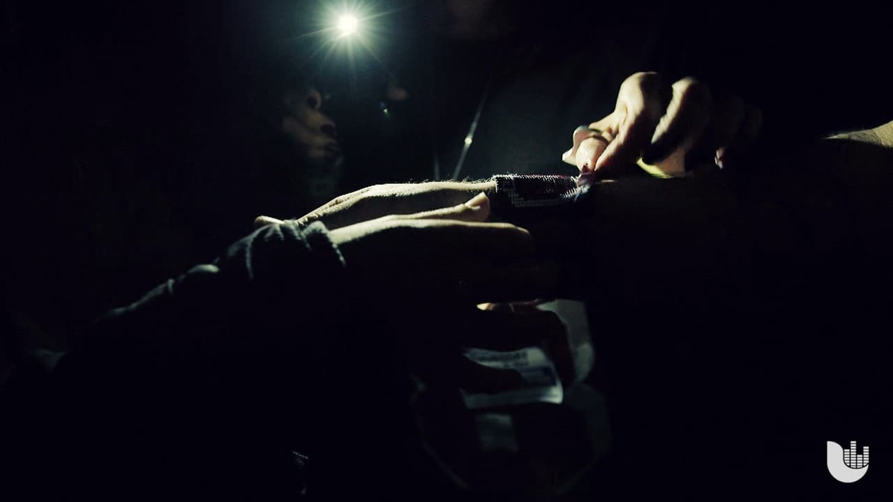 En esta ocasión, Ileana 'iLe' Cabra Joglar, hermana del artista y quien era la corista de Calle 13, se encontraba en Austin presentándose con su propio proyecto solista. Residente le pidió a su hermana que le colocara la pulsera de los '43'. "Wow esto parece como una ceremonia," bromeó Ileana.