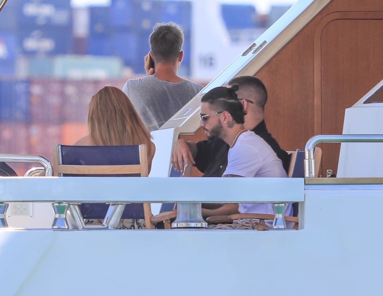 La mujer se mantuvo a su lado todo el tiempo.