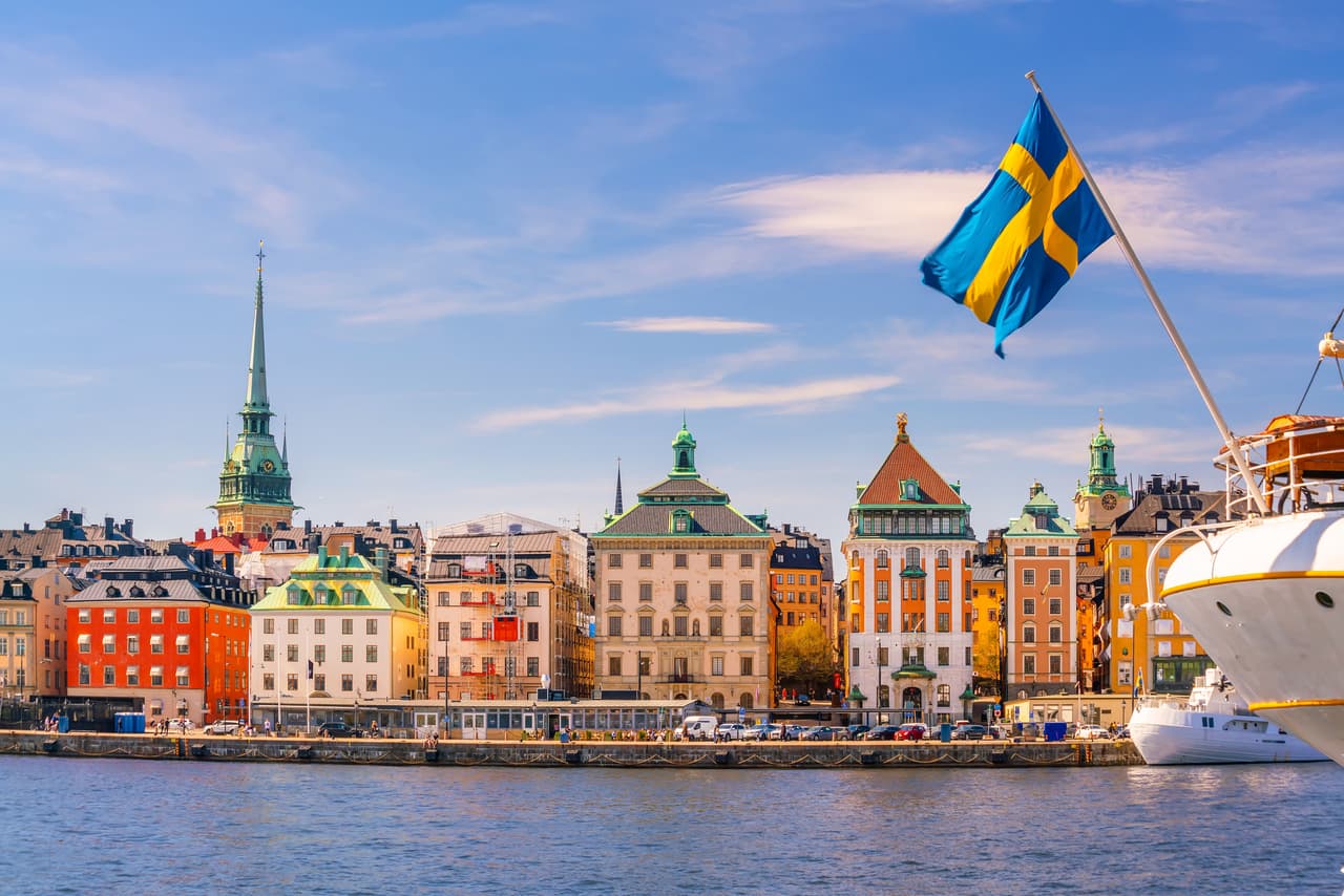 <h2 class="cms-H2-H2">8. Suecia</h2>
<br>
<br>🧳 
<b>¿Qué lugar ocupó en 2022?</b> 4.
<br>
<br>🧳 
<b>¿Por qué está en el listado?</b> Suecia ofrece al turista una experiencia segura y repleta de espectaculares paisajes. La recomendación principal es evitar los meses de invierno.
<br>
<br>🧳 
<b>¿De qué tienes que cuidarte si viajas a este país? </b>Robos en el lobby del hotel. El Departamento de Estado señala que individuos bien vestidos rondan estos lugares para robar. 
<br>