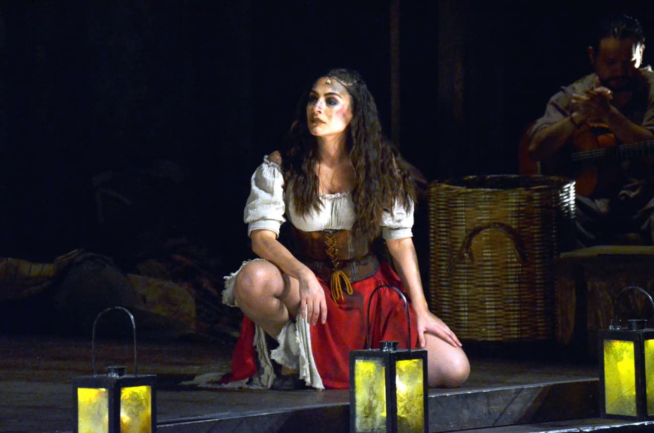 Esta puesta en escena es la versión mexicana que el dramaturgo Dale Wasserman escribió para Broadway, sobre la obra de Miguel de Cervantes Saavedra, 'Don Quijote de la Mancha'.