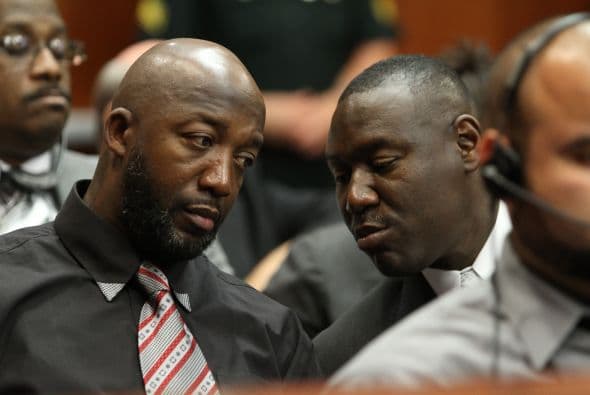 El exvigilante voluntario se acogió en su defensa a la polémica ley de Florida "Stand Your Ground" ("Defiende tu posición"), que permite a las personas recurrir al uso de la fuerza para defenderse si tienen un temor razonable de sufrir un grave daño corporal.