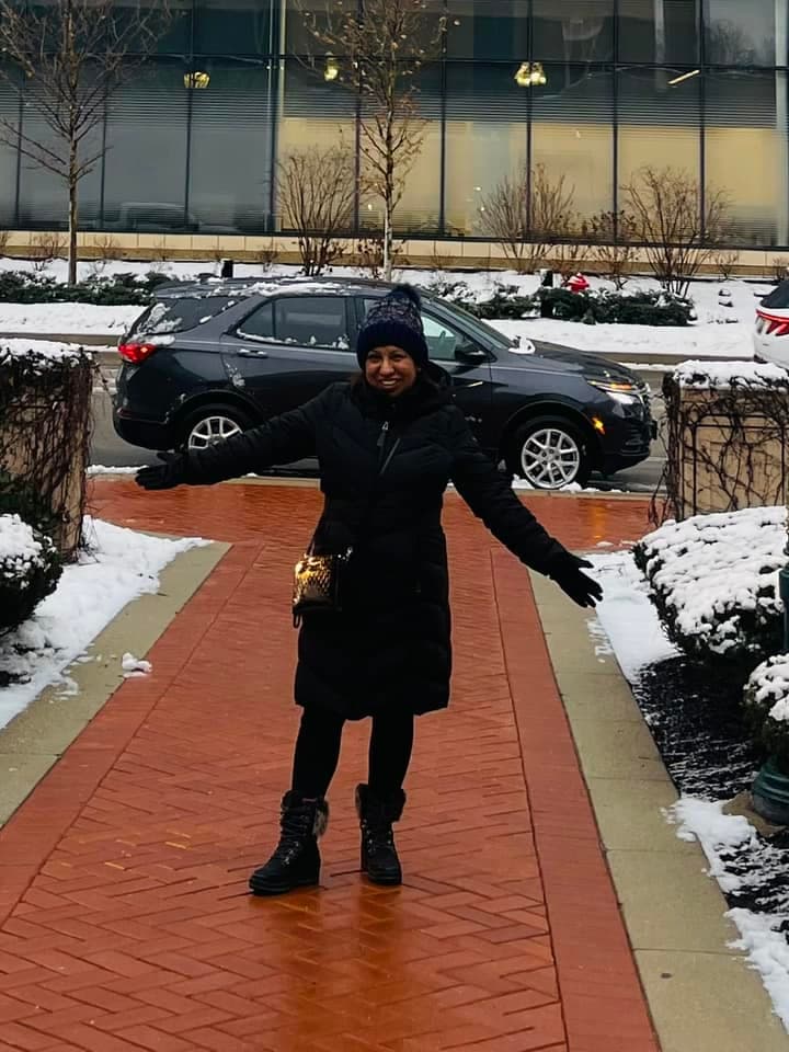 Judith Báez salió muy abrigada para captar la primera tormenta invernal de la temporada en Chicago.