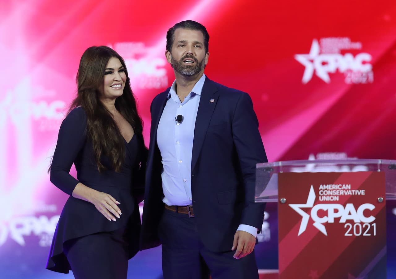 Posteriormente, Guilfoyle cobró notoriedad por salir con Donald Trump Jr. cuando él se estaba divorciando de Vanessa Pergolizzi.
<br>