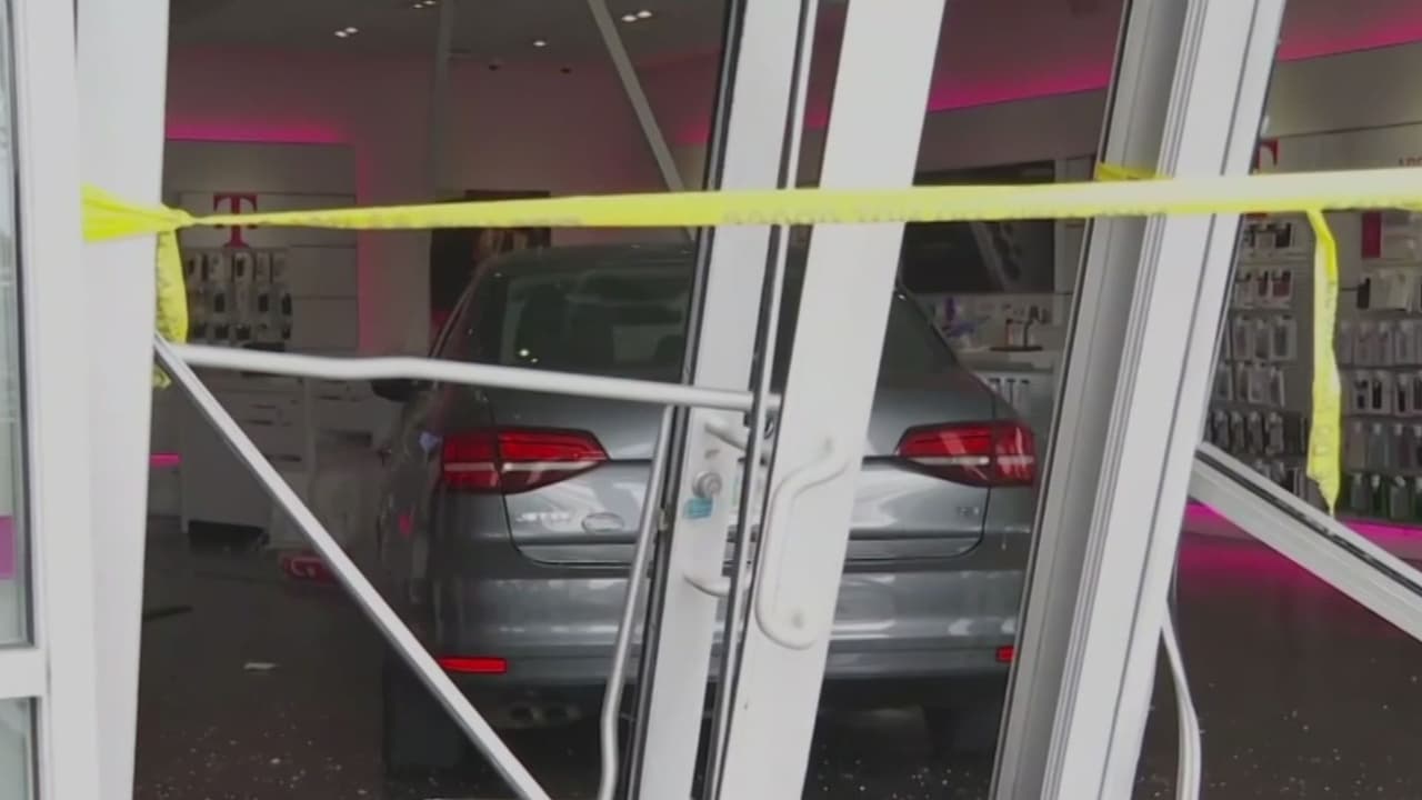 Un anciano estrella su auto contra una tienda T-Mobile en centro comercial