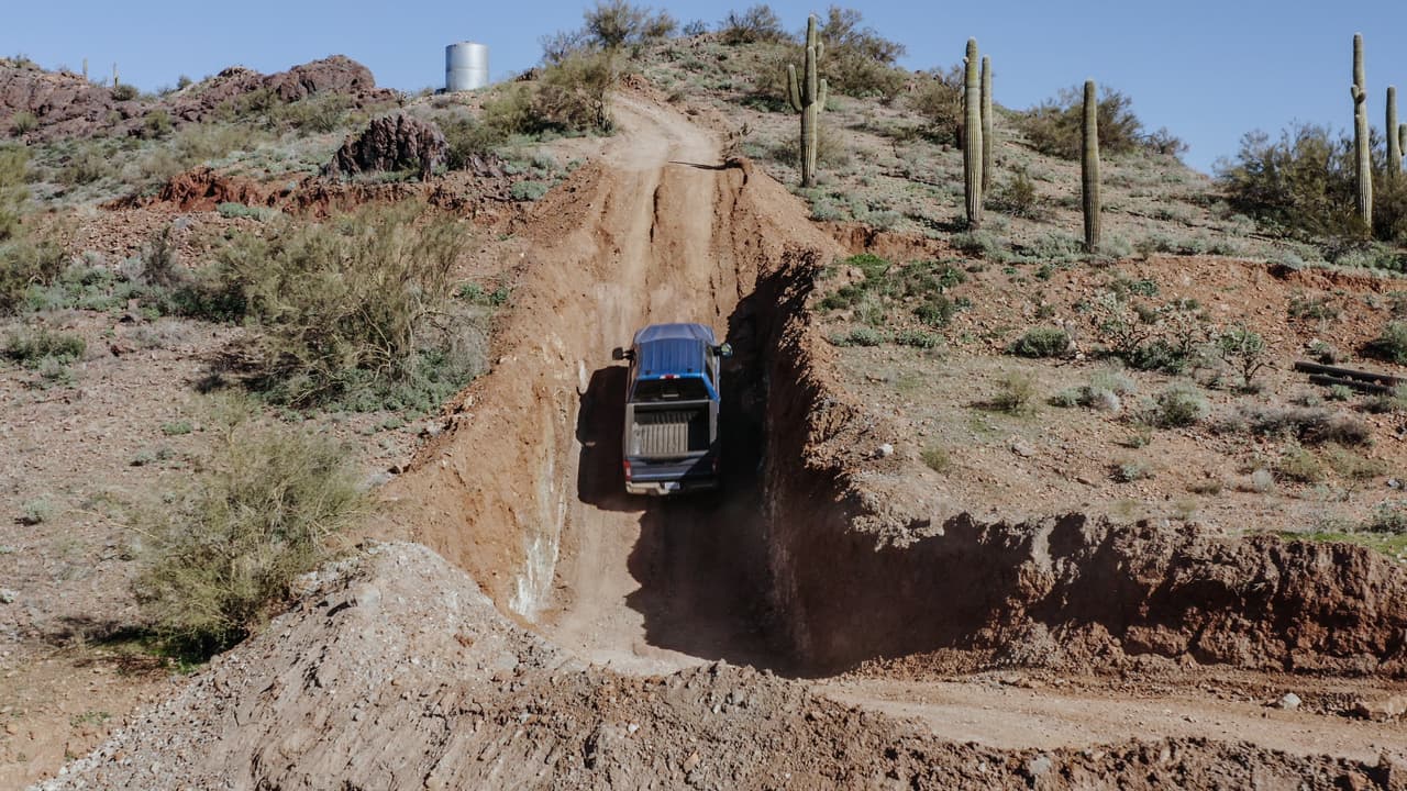 En su edición 2020, la F-350 recibió
<b>un nuevo paquete todoterreno</b> llamado Tremor, el cual está un nivel por encima del paquete FX4. Entre los elementos que incluye sobre una suspensión reajustada, amortiguadores mejorados, un diferencial trasero con bloqueo, un diferencial delantero de deslizamiento limitado, un modo de manejo para terrenos rocosos y control crucero de baja velocidad.