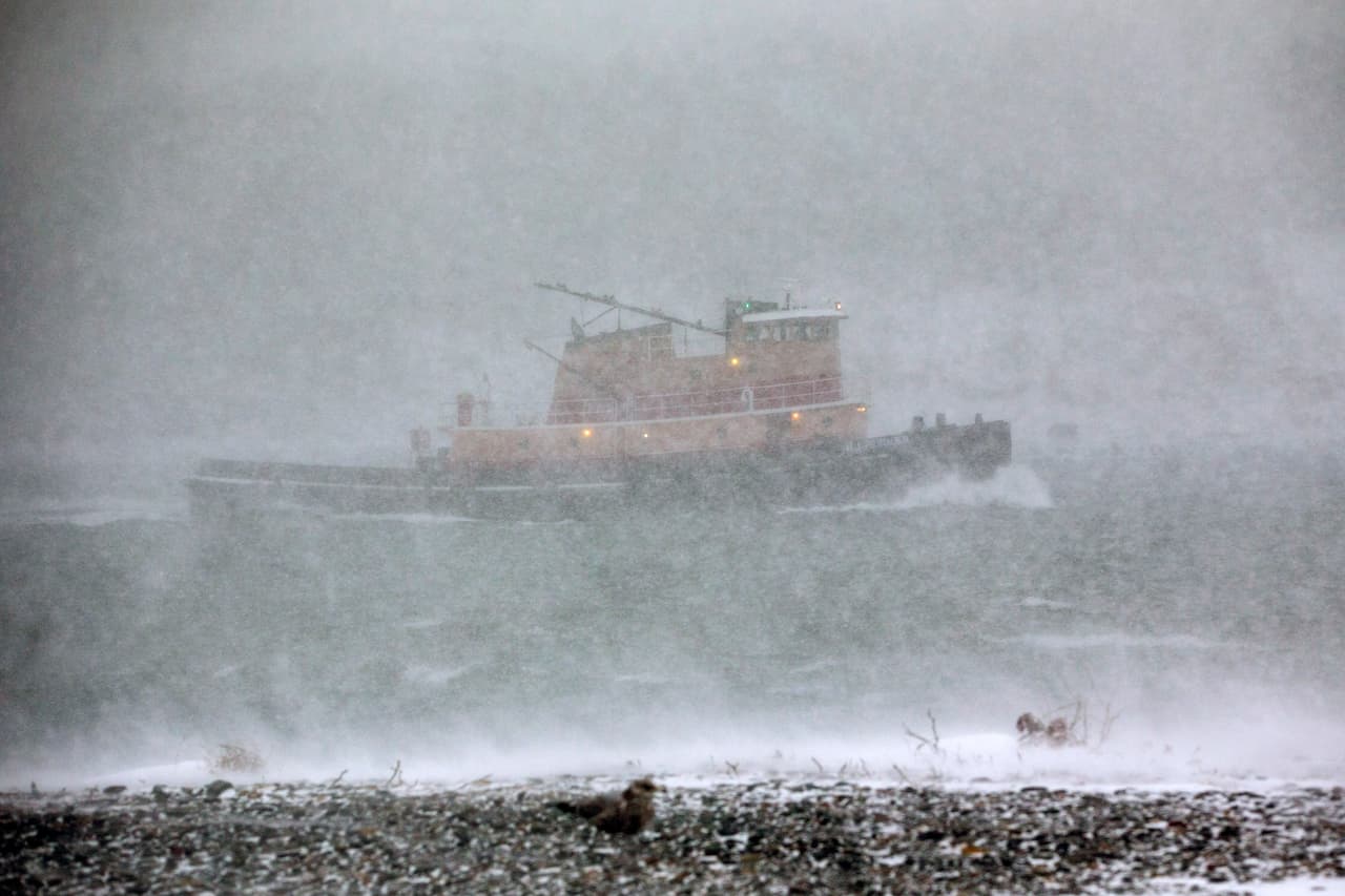Un remolcador atraviesa la tormenta nevada en Hull, Massachusetts. Las autoridades han emitido advertencias en Virginia, Massachusetts y Maine, en la costa norte del país.