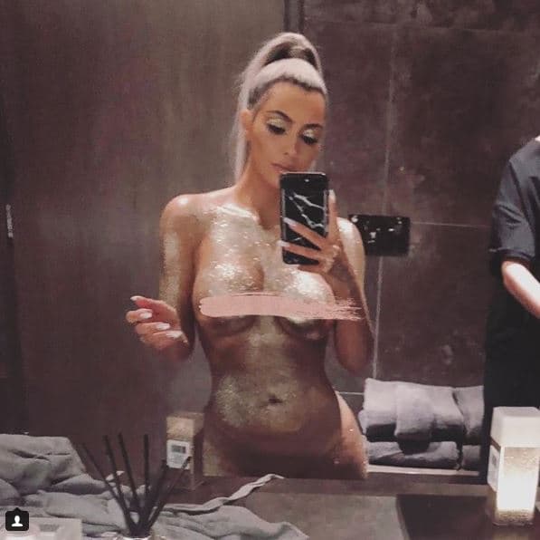 Y si aún les quedaba duda sobre si la madre de North West había posado totalmente desnuda, es la misma Kim quien se asegura de confirmarlo con esta selfie.