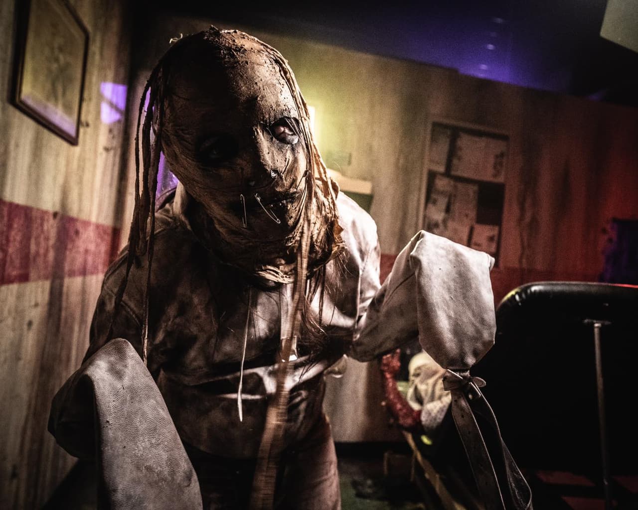 <b>Nightmare's Gate (Douglasville)</b>:
<br>
<b>Sitio web</b>: 
<a href="https://nightmaresgate.com/">https://nightmaresgate.com/</a> 
<br>
<b><a href="https://maps.app.goo.gl/NeerZekqwVoN7rYH8">Cómo llegar</a> </b>
<br>
<br>Enfréntate a dos casas embrujadas en Nightmare's Gate en Douglasville, a solo 30 minutos al oeste de Atlanta. Desde el momento en que ingresas hasta que sales, entre 30 y 45 minutos después, espera vivir en una película de terror oscura y brumosa llena de monstruos, luces estroboscópicas, ruidos fuertes y vistas aterradoras.