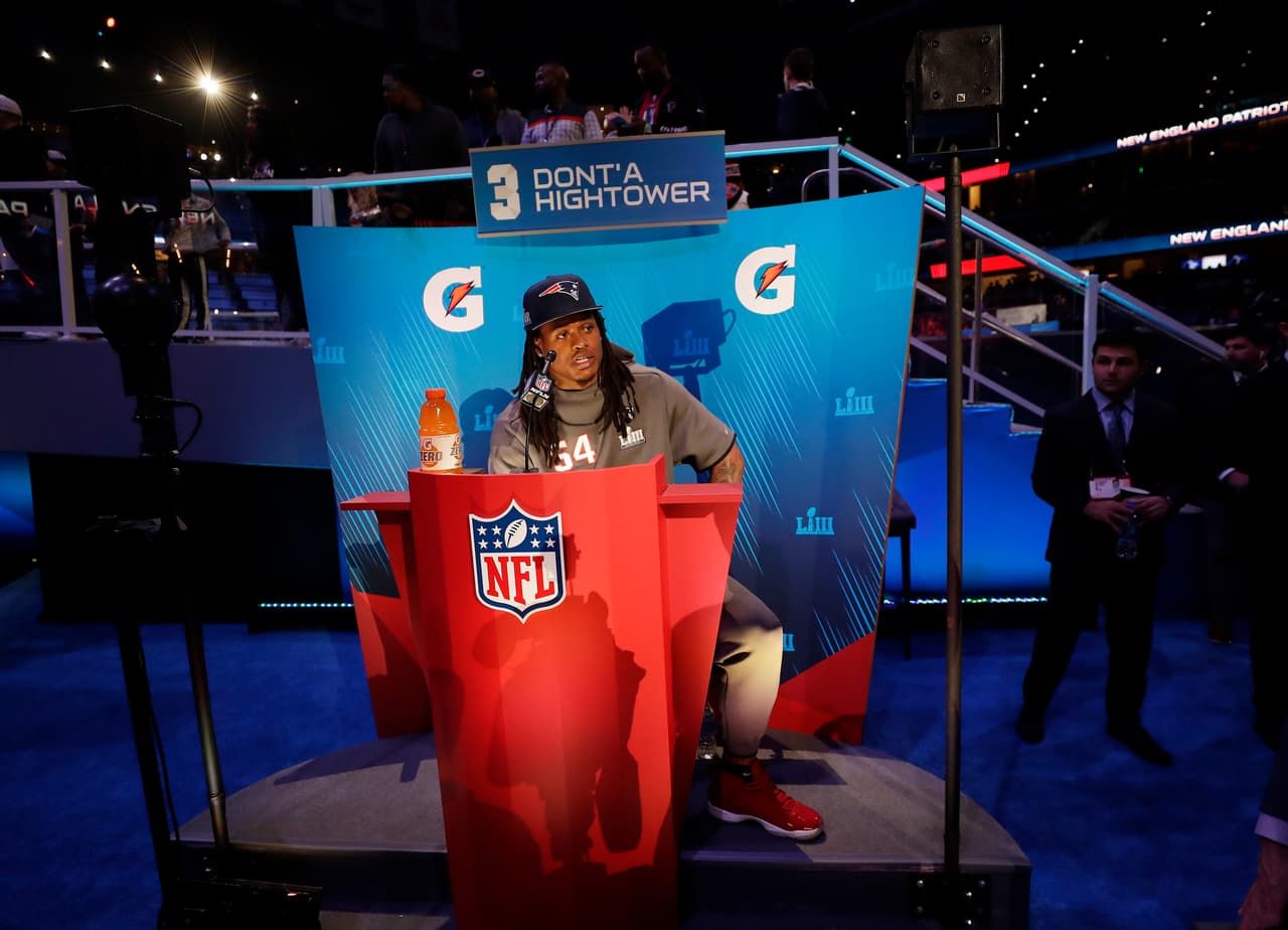 Dont'a Hightowe de los Pats haciendo lo propio en la sesión de preguntas y respuestas con la prensa.