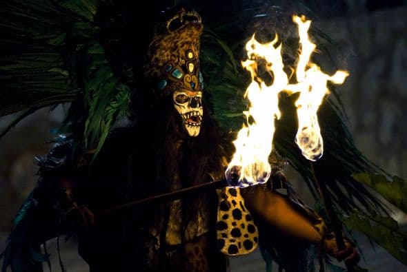 Según algunas investigaciones está demostrado que los mayas, asentados principalmente en el sureste mexicano y una parte del territorio guatemalteco, tenían contactos con los pueblos de las altas tierras andinas y, en particular, con las culturas de la costa ecuatoriana, de las que obtenían las conchas de espondilus que usaban como moneda, según explicó el embajador de Guatemala en Ecuador, Alfredo Fernández.