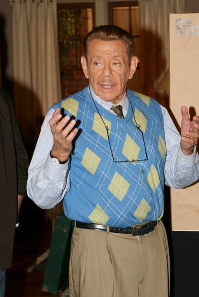 Mientras uno interpreta a un joven modelo crédulo y egocentrista, el otro interpreta a su arrogante y organizado representante.