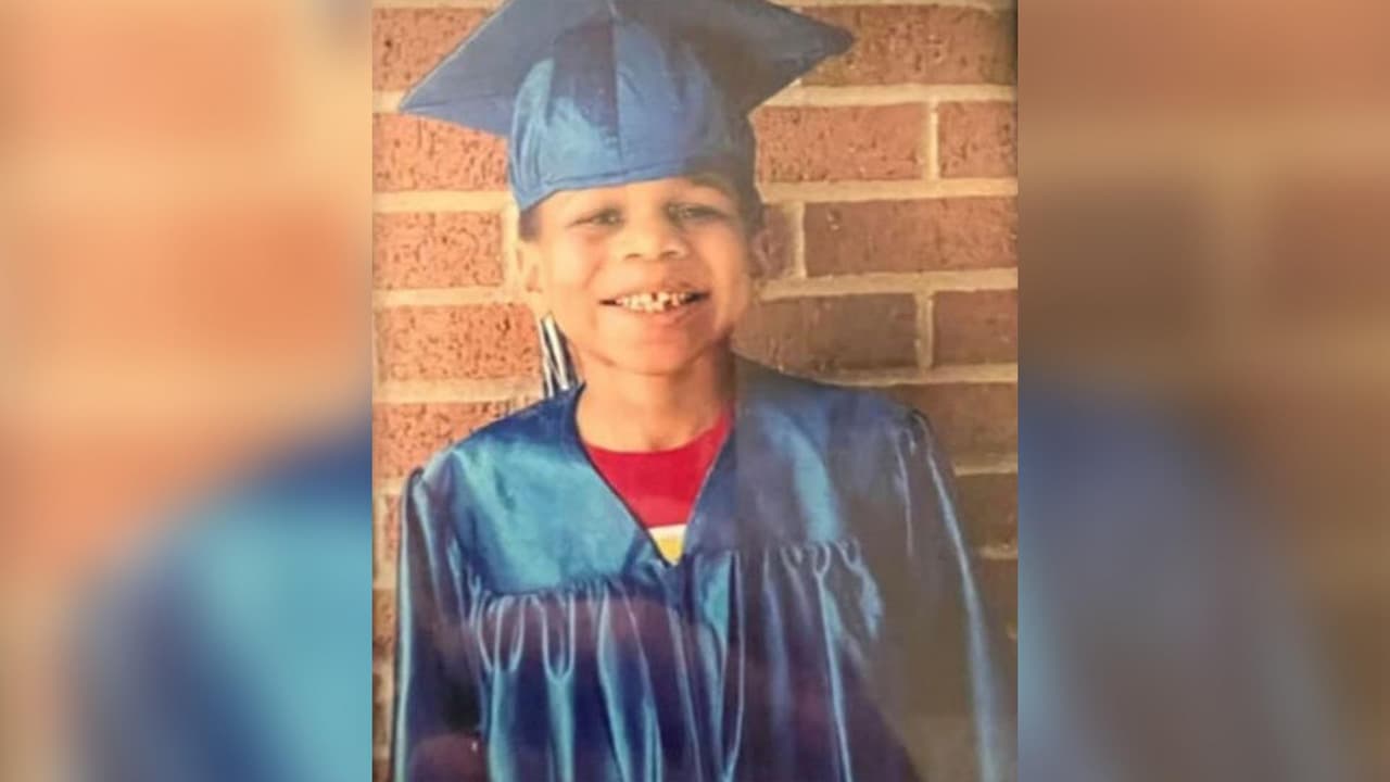 Los exámenes médicos revelaron que Troy tenía sangre en su nariz, un golpe en la frente y moretones en las piernas.