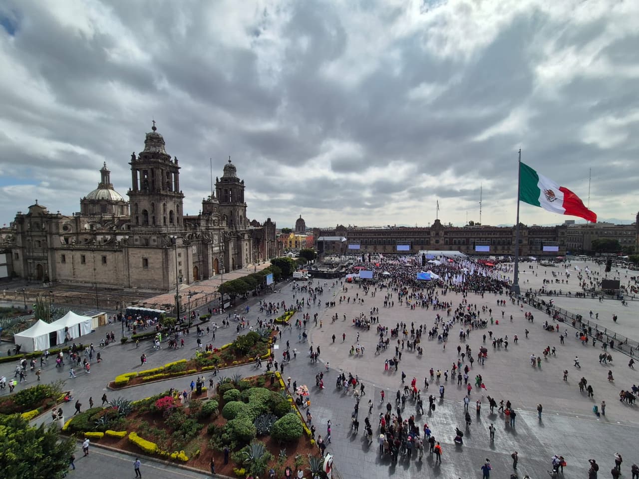 Los 
<b>simpatizantes de AMLO llegaron varias horas antes de la toma de protesta de la presidenta Claudia Sheinbaum </b>en el Zócalo de la Ciudad de México.