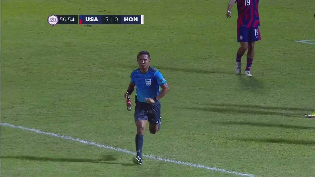 ¡Vergonzoso! Fans de Honduras lanzan botella en el estadio Morazán