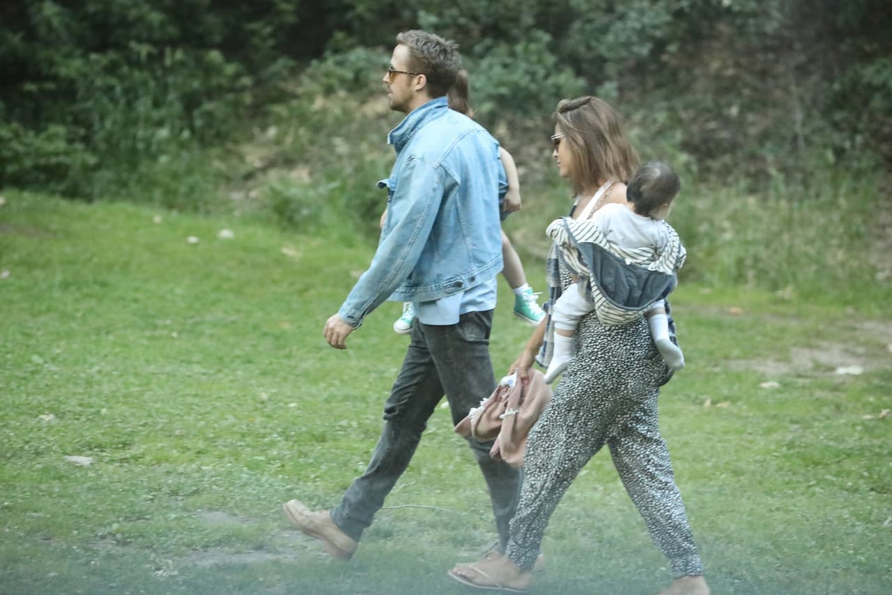 Gosling y Mendes disfrutaron de un soleado día en el parque.