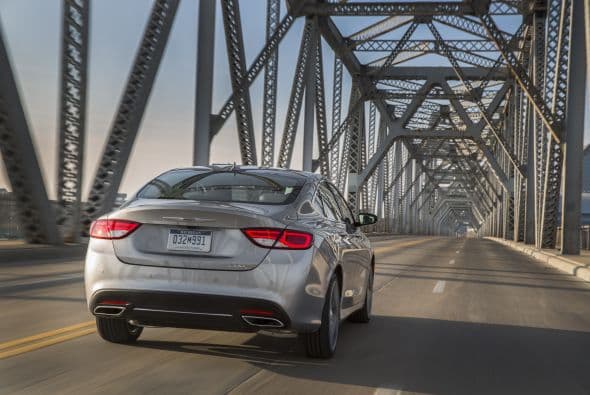 Medianos Precio Moderado: Chrysler 200 2015- Precio Base: $21,895; Motor: 2.4 lts/xx hp; Consumo (ciudad/carretera): 23/36mpg