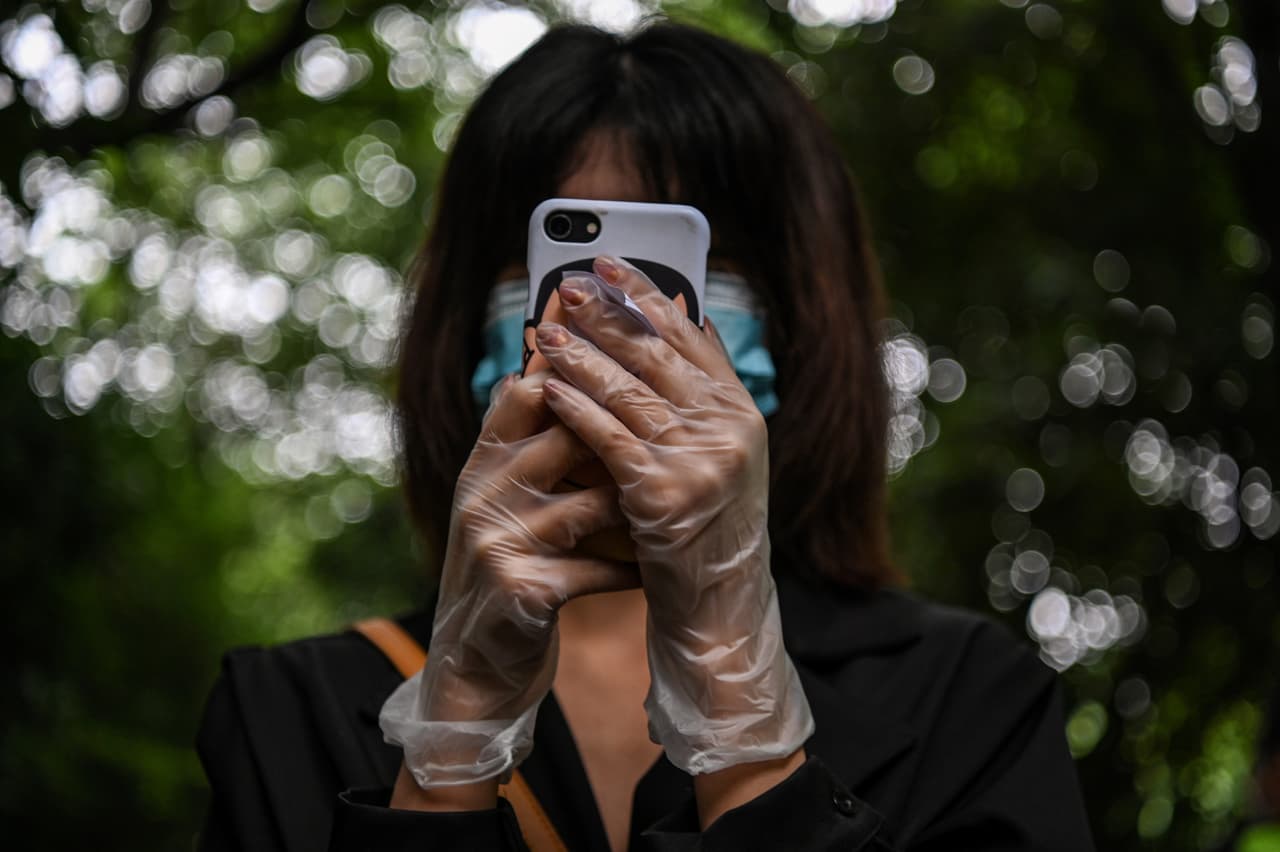 Una mujer protegida con guantes y mascarilla en Wuhan, el 15 de mayo. “Teníamos muy poca información sobre el virus, pero los hospitales estaban claramente saturados”, dijo Retamal.
<br>