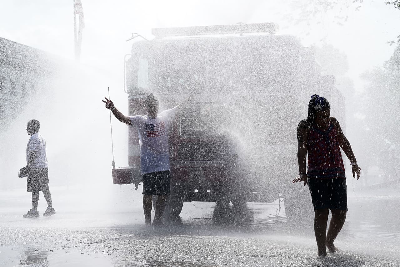Algunos se refrescaron con el agua rociada por un camión de bomberos en Washington DC, el 4 de julio.