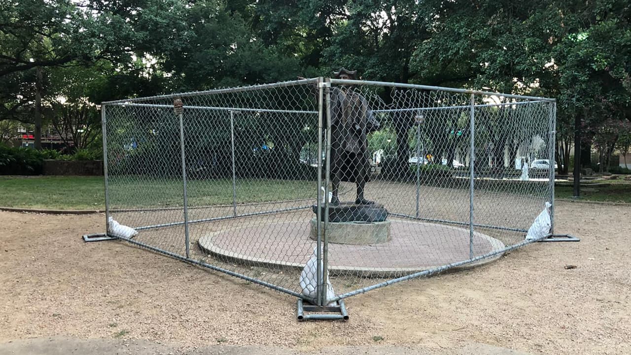 La valla de metal busca proteger el monumento.