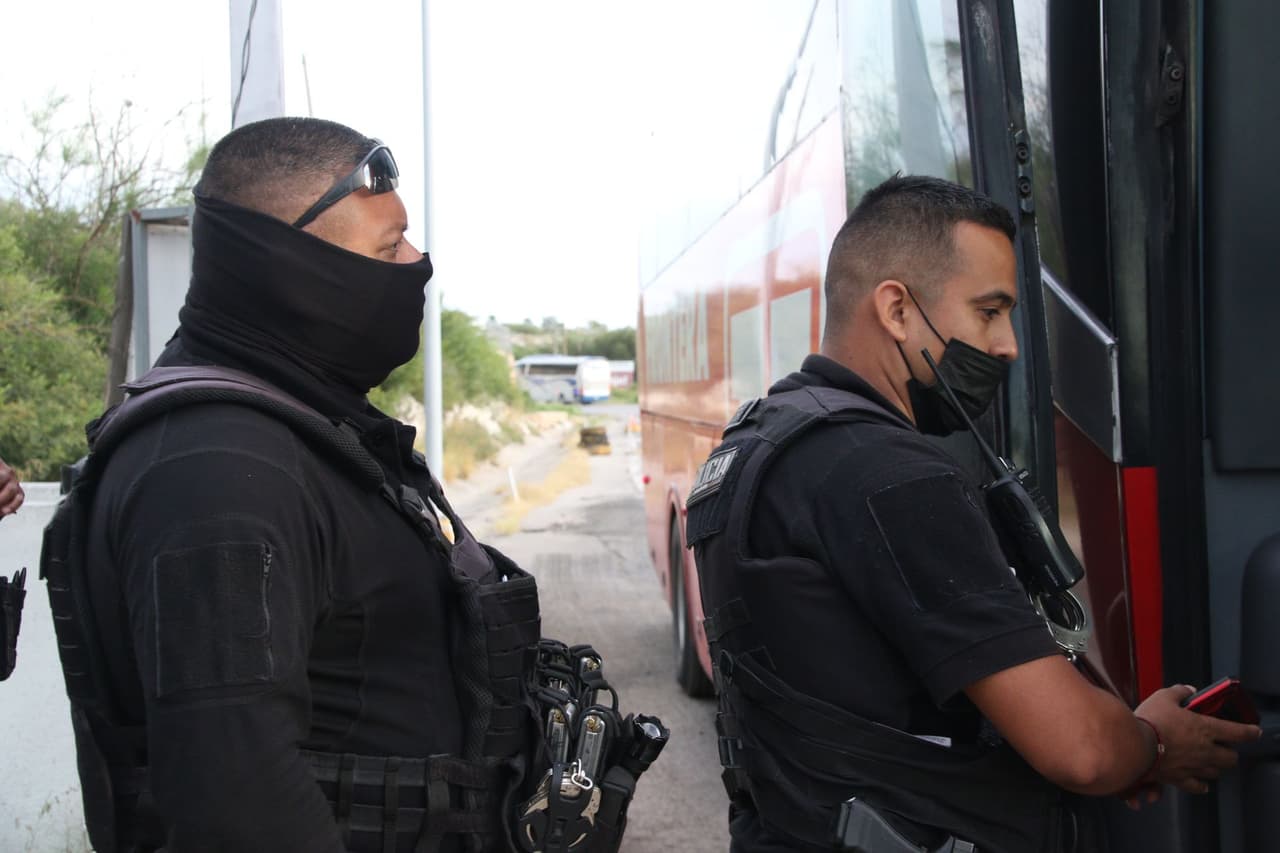 Por otro lado, las autoridades mexicanas buscan a haitianos e inmigrantes de otros nacionales en camiones que entran a ciudad de Acuña, según confirmó el presidente municipal de Piedras Negras, 
<a href="http://sil.gobernacion.gob.mx/Librerias/pp_PerfilLegislador.php?SID=&Referencia=710" target="_blank">Claudio Mario Bres Garza</a>.