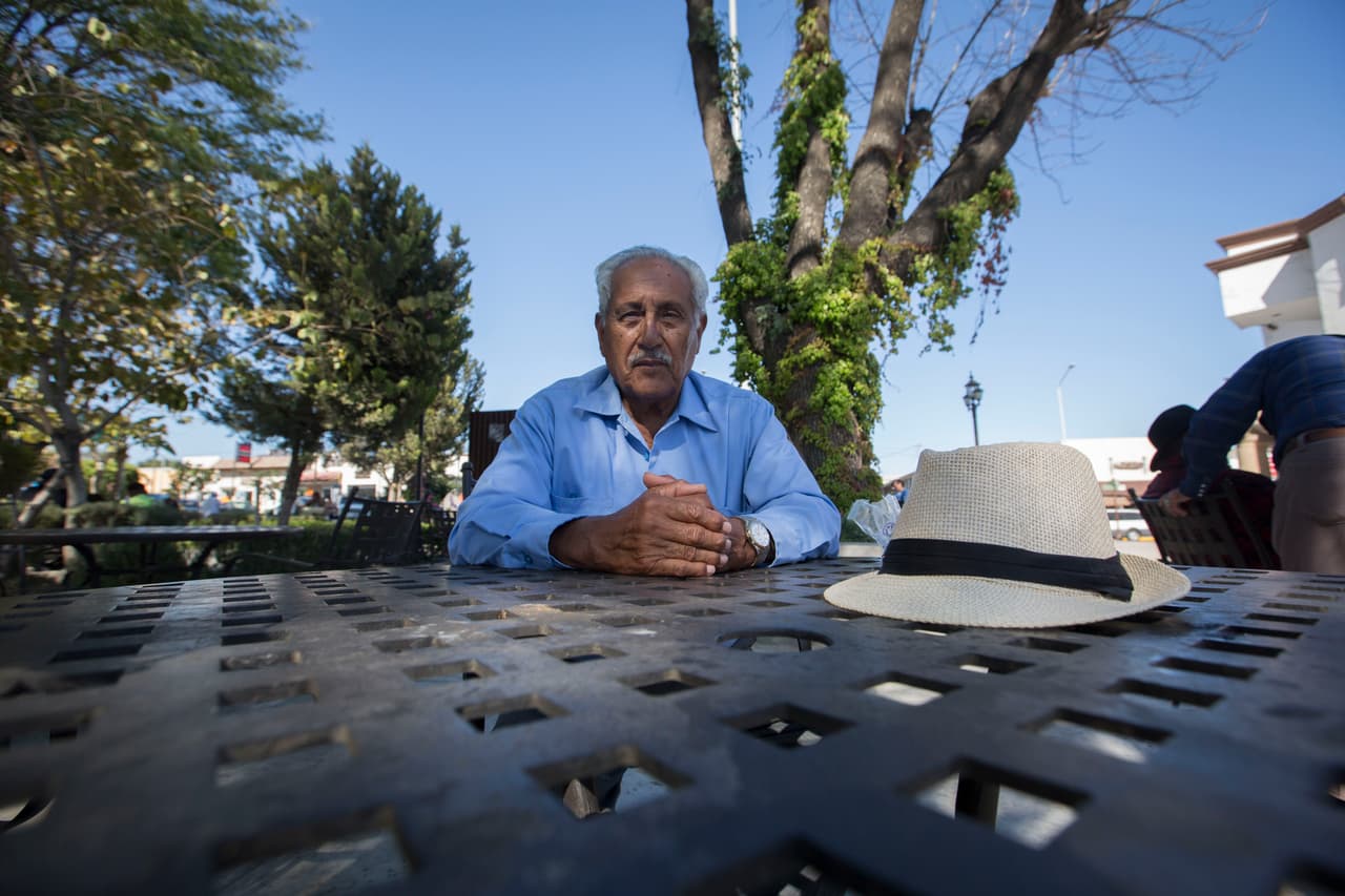 <b>Miguel Hernández, 88 años, Tecate (Baja California).</b> En el pintoresco parque central de Tecate, una pequeña ciudad con la etiqueta de “Pueblo Mágico” y que es conocida en el mundo por ser el lugar donde se fabrica la cerveza del mismo nombre, Miguel Hernández tiene claro que votará a Andrés Manuel López Obrador en las elecciones del 1 de julio. “Baja California ha sido panista por mucho tiempo, pero ahora está de lado de Obrador”, asegura Hernández, un retirado que ha pasado 5 de sus 88 años en Tecate. Él confía en que el abanderado de Morena acabe con la corrupción que tanto afecta a su ciudad y al país.
<br>