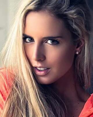 Tania Ruiz también es amante de los reflectores, pero en el ámbito de la moda y la belleza. Antes de su noviazgo con Peña Nieto apareció en diversas portadas de revistas mexicanas.