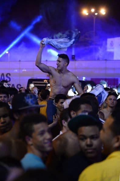 Los aficionados siguieron festejando hasta el amanecer.