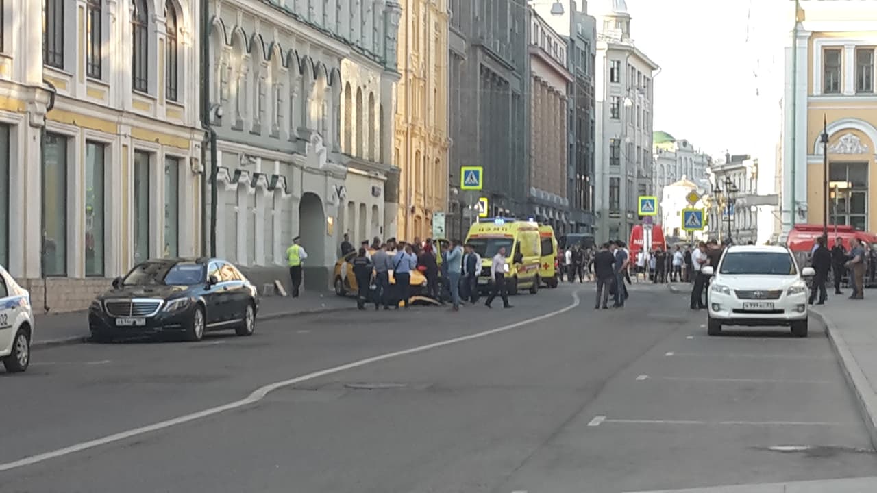 La policía de inmediato tomó el lugar de los hechos y evacuó a la gente que por ahí circulaba a medida de protección.