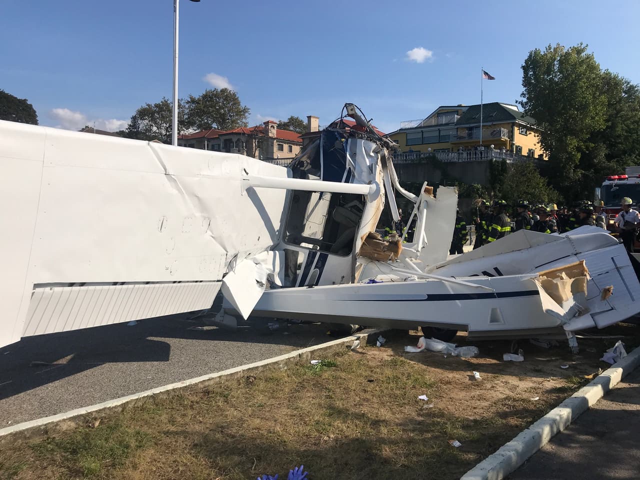 Reportan un muerto y varios heridos tras accidentarse una avioneta en Queens