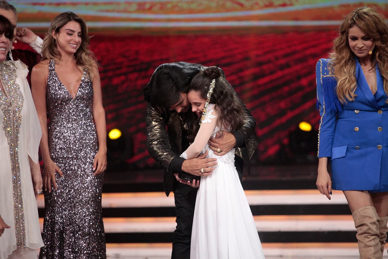 Albertano, por su parte, felicitó a otros miembros del escuadrón, como a Sara, a quien le dio este tierno abrazo.