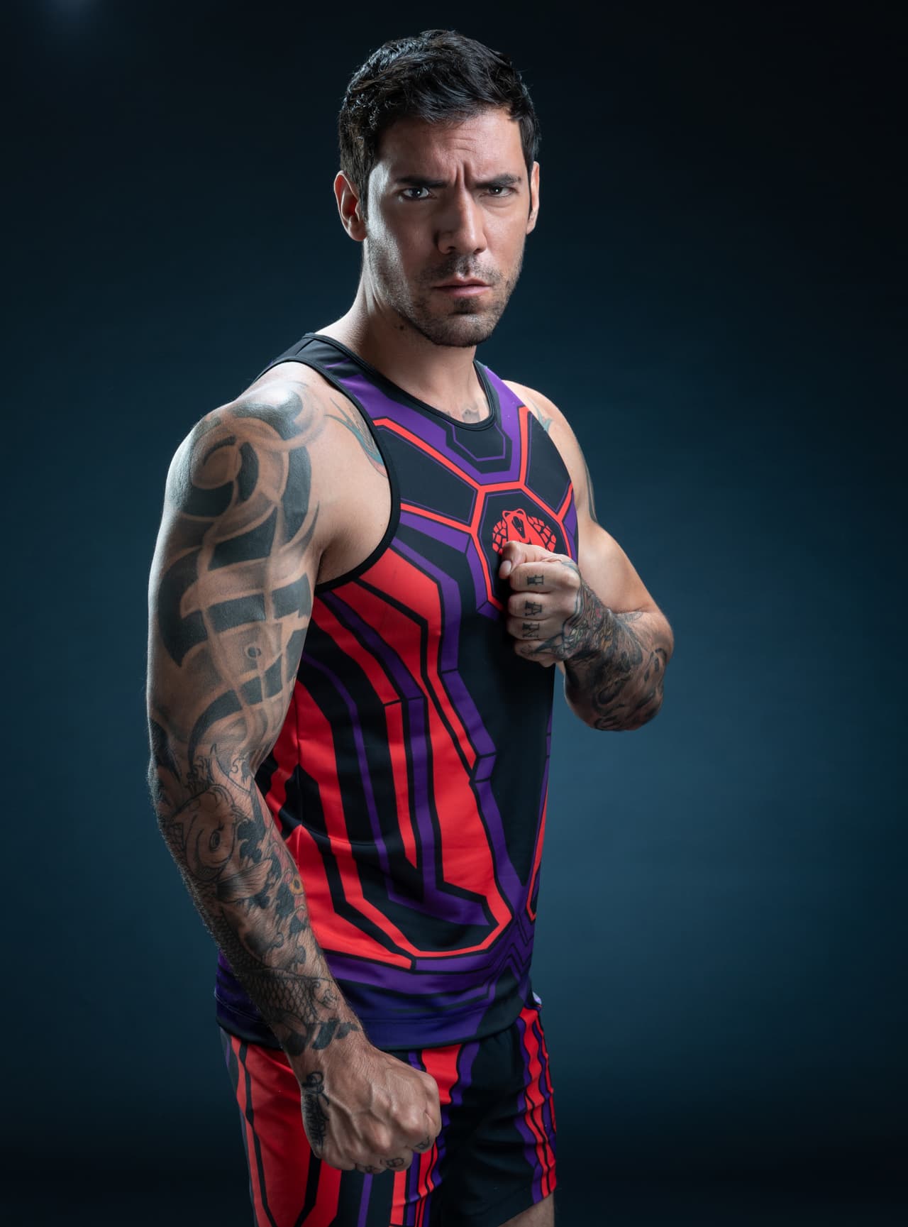 Dadvian Esparza, actor, músico y fotógrafo, es "El Rudo" de las Cobras y también enfrentará las pruebas que pondrán a los participantes en las alturas, pecho tierra e incluso bajo el agua.