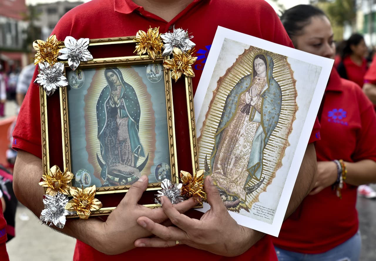 Según los creyentes, en la tilma de Juan Diego apareció estampada la imagen de la Virgen, sorprendiendo a todos los presentes y probando así su existencia y por ende, la orden de construir su templo en el Tepeyac. Era el 12 de diciembre de 1531. La tilma con la icónica imagen fue trasladada a varios templos y ermitas, desde ese mismo año. Más tarde fue montada en un cuadro y protegida tras un cristal, y ahora reside en la Basílica.