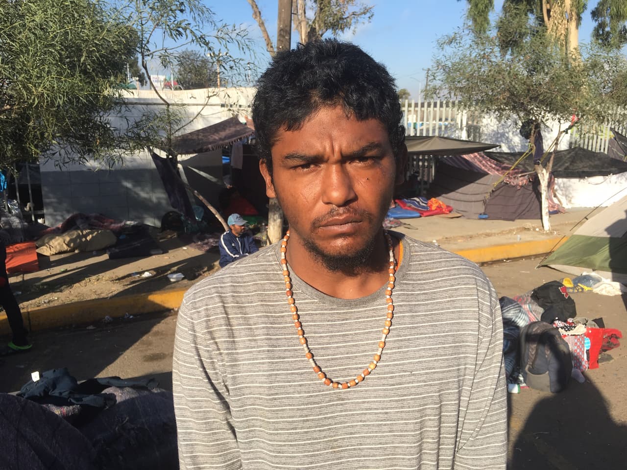 <b>El joven que emigró por el hambre. </b>Tiene 22 años, pero sus anécdotas parecen las de alguien mayor. Cristopher Zepeda se acabó los zapatos caminando gran parte del trayecto entre su natal Honduras y la ciudad fronteriza de Tijuana. "En mi país hay sufrimiento, mucha hambre, no hay trabajo", asegura. Su plan es trabajar, ya sea en México o en Estados Unidos.
<b> "Hago lo que sea para no pasar hambre", </b>insiste.