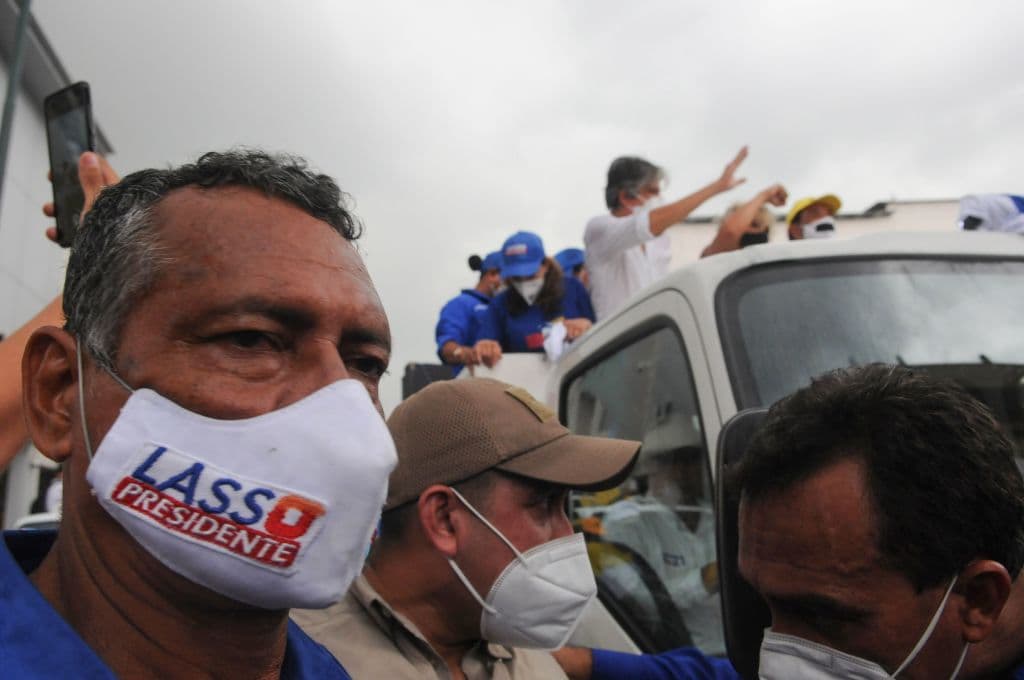 Lasso aparece en segundo lugar en intención de voto, aunque los resultados entre él y Arauz podrían estar muy reñidos y es probable que las elecciones terminen yendo a segunda vuelta.