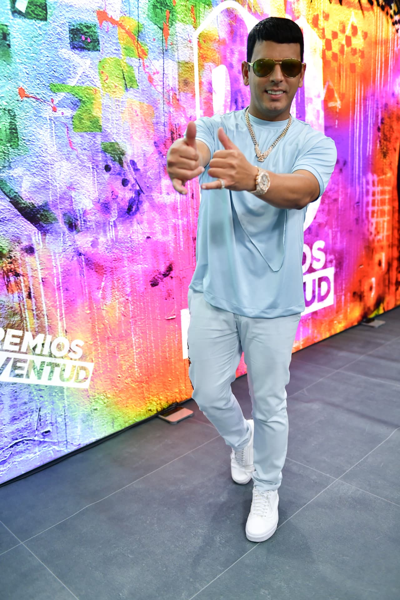 La temperatura de Miami orilló a Tito El Bambino a optar por colores claros y gafas de sol. ¿Quieren saber cuál es su accesorio favorito? "Mi reloj es AP. Soy fanático, es mi prenda favorita. Tengo una pequeña colección de relojes. Me encantan".