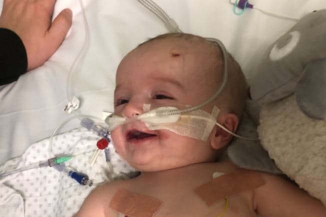 Bebé despierta de coma sonriendo a su padre, ahora su familia recauda fondos para atenderlo por un extraño tumor 