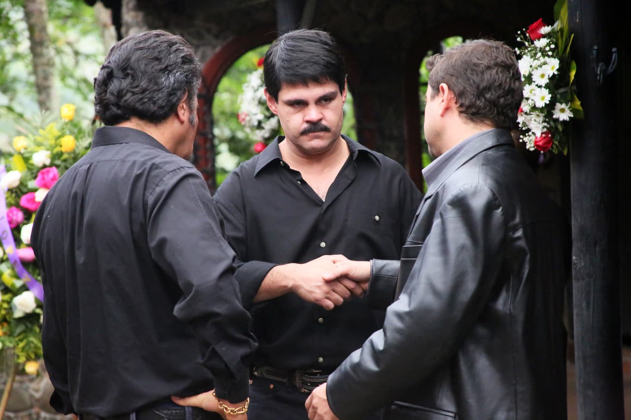 ‘El Chapo’ recibió las condolencias de sus socios Ismael, Arturo, ‘El Arriero’, Dámaso y de 
<b><a href="http://www.univision.com/series/el-chapo/juliette-pardau-es-graciela-en-el-chapo">Graciela</a></b>, su segunda esposa.